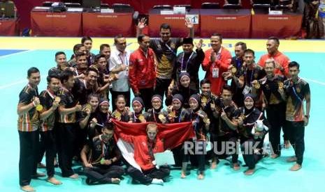 Presiden Joko Widodo bersama Ketua Umum Pengurus Besar Ikatan Pencak Silat Seluruh Indonesia Prabowo Subianto foto bersama atlet silat Indonesia usai pertandingan cabang olahraga silat Asian Games 2018 di Padepokan Pencak Silat TMII, Jakarta, Rabu (29/8).