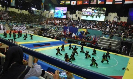 Pesilat asal Jakarta memeragakan sejumlah jurus pada upacara pembukaan pertandingan pencak silat 18th Asian Games Invitation Tournament di Padepokan Stadium, Jakarta, Sabtu (10/2).