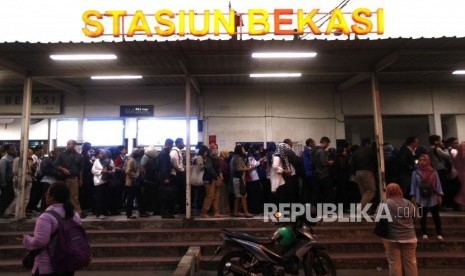 Antrean penumpang saat membeli tiket KRL Commuter Line di Stasiun Bekasi, Bekasi, Jawa Barat, Senin (23/7).