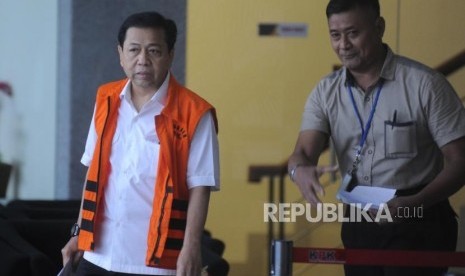 Terdakwa tindak pidanan korupsi KTP Elektronik Setya Novanto berjalan usai mengikuti pemeriksaan lanjutan di Gedung KPK (ilustrasi) 