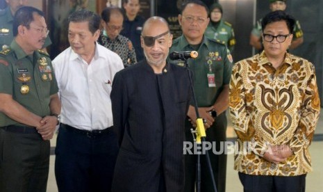 Putra Presiden Ke-3 RI BJ Habibie, Thareq Kemal Habibie memberikan keterangan terkait kondisi terkini ayahnya di Rumah Sakit Pusat Angkatan Darat (RSPAD) Gotot Soebroto, Jakarta, Selasa (10/9).