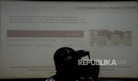 Jurnalis mengambil gambar ketika penyampaian hasil survei terkini LSI Denny JA bertajuk Jokowi di Ambang 2 Periode di Jakarta,Selasa (2/4).