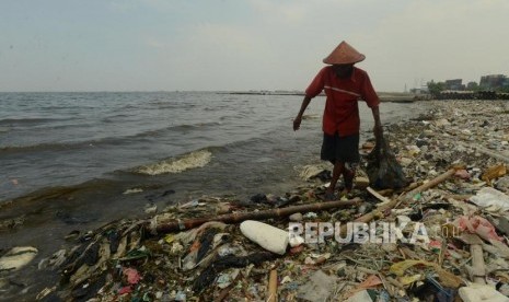 Muhammad Lasri (73) saat mencari sampah plastik untuk dijual kembali di Cilincing, Jakarta Utara, Kamis (22/11).