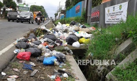 Tumpukan sampah yang umumnya jenis sampah rumah tangga yang didominasi sampah plastik menumpuk di pinggir Jalan Tangkuban Parahu, Kecamatan Lembang, Kabupaten Bandung Barat, Rabu (28/11).