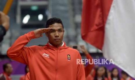 Atlet Atletik Indonesia, Lalu Muhammad Zohri  hormat kepada bendera Indonesia saat pengukuhan Atlet Kontingen Indonesia  untuk Asian Games 2018 di Istora Senayan, Jakarta, Ahad(5/8).