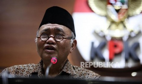 Ketua KPK Agus Rahardjo memberikan keterangan kepada media terkait penyiraman air keras kepada penyidik KPK Novel Baswedan saat konferensi pers di Gedung KPK, Jakarta, Jumat (24/11).