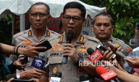 Kabid Humas Polda Metro Jaya Kombes Pol Argo Yuwono (tengah) memberikan keterangan terkait kasus ledakan di Parkir Timur Senayan di Polda Metro Jaya, Jakarta, Senin (18/2).