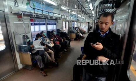 Sejumlah penumpang menaiki KRL Commuter Line tujuan Bogor - Jakarta Kota di Bogor Jawa Barat, Senin (18/2).