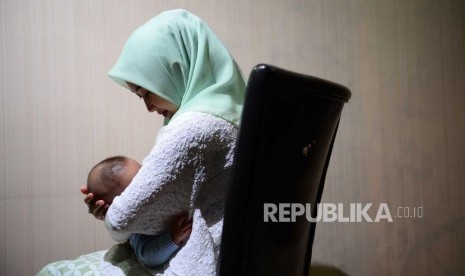 Ibu menyusui bayinya (Ilustrasi). Berdasarkan kelompok umur, anak yang paling rentan mengalami stunting adalah pada saat perpindahan ASI eksklusif dengan MPASI.