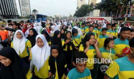 Sejumlah pelajar melaksanakan kegiatan jalan sehat di kawasan Senayan, Jakarta, Sabtu (4/8).