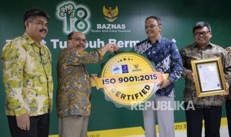 Penghargaan ISO BAZNAS. Ketua BAZNAS Bambang Sudibyo (kedua kiri) menerima sertifikas ISO dari Komiasaris WQA Iskanddar Zulkarnaen (kedua kanan)  di Jakarta, Jumat (18/1/2019).