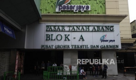 Pusat pertokoan Tanah Abang tutup sebagai dampak dari aksi unjuk rasa di depan gedung Bawaslu, Jakarta, Rabu (22/5).