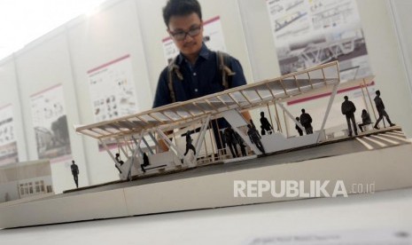 UI Paparkan Strategi Bangun Kampus Berwirausaha. Foto: Pengunjung melihat instalasi karya mahasiswa Universitas Indonesia (UI) pada pameran Architecture Fair UI di Makara Art Centre UI, Depok, Jawa Barat, Kamis (1/2).