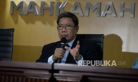 Hakim OTT KPK Diberheentikan. Juru Bicara MA Suhadi menyampaikan paparan saat konferensi pers terkait OTT Hakim PN Jaksel oleh KPK di Gedung MA, Jakarta, Kamis (29/11).