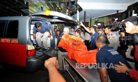 Petugas Forensik Rumah Sakit Polri membawa jenazah korban ledakan pabrik petasan di Rumah Sakit Polri, Kramat Jati, Jakarta Timur, Kamis (26/10).