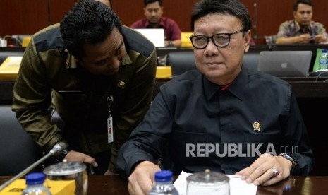 Menteri Dalam Negri Tjahjo Kumolo saat hadir dalam rapat dengan Panitia Kerja (Panja) di ruang Badan Legislasi (Baleg), Kompleks Parlemen, Senayan, Jakarta, Jumat (13/9).