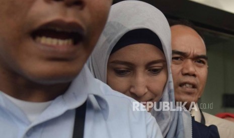 Artis,  Inneke Koesherawati  menghindari  wartawan  usai menjalani pemeriksaan di Komisi Pemberantasan Korupsi (KPK), Jakarta, Selasa (24/7).