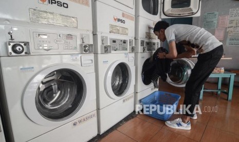 Jasa Laundry Kiloan usai Libur Lebaran. Pekerja menyuci baju konsumen dengan mesin di Jalan Jaksa, Jakarta Pusat, Senin (10/6).