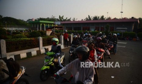  Pemudik kendaraan roda dua  menuju jawa tengah  antre   di SPBU perbatasan karawang, Jawa Barat, Senin (11/6).