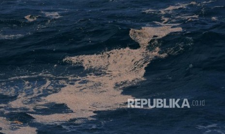 Sisa-sisa aktivitas Gunung Anak Krakatau terapung di Perairan Selat Sunda, Lampung Selatan, Jumat (28/12).