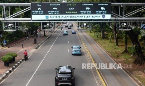 Sejumlah kendaraan melaju di bawah gerbang electronic road pricing (ERP) di Jalan Medan Merdeka Barat, Jakarta, Ahad (20/1).