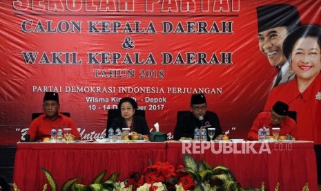 Sekolah Calon Kepala Daerah PDIP. Kepala Sekolah Partai Calon Kepala Daerah PDI Perjuangan Komarudin Watubun bersama Ketua Umum PDI Perjuangan Megawati Soekarno Putri, Sekjen PDI Perjuangan Hasto Kristiyanto dan Ketua DPP PDIPerjuangan Bidang Ideologi dan Kaderisasi Idham Samawi (dari kiri) menghadiri pembukaan sekolah partai calon kepala daerah PDI Perjuangan di Wisma Kinasih, Tapos, Depok, Jawa Barat, Selasa (12/12).