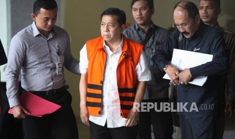 Tersangka kasus korupsi KTP elektronik Setya Novanto (tengah)