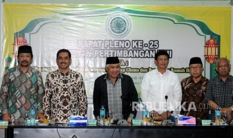 Kepala Badan Nasional Penanggulangan Terorisme (BNPT) Komjen Pol Suhardi Alius bersama Ketua Dewan Pertimbangan Majelis Ulama Indonesia (MUI) Din Syamsuddin dan Kabareskrim Mabes Polri Komjen Pol Ari Dono Sukamto (dari kedua kiri) menghadiri rapat pleno ke-25 Dewan Pertimbangan MUI di Kantor MUI, Jakarta, Rabu (21/2).