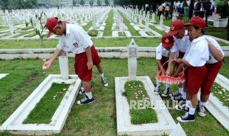 Sejumlah pelajar SD melakukan tabur bunga saat Ziarah Nasional dalam rangka Hari Pahlawan (ilustrasi)