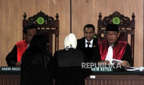 Hakim Ketua Mulyadi (kanan) memimpin jalannya sidang Peninjauan Kembali (PK) ke Mahkamah Agung (MA) terkait kasus penistaan agama yang menjerat Basuki Tjahaja Purnama alias Ahok di Pengadilan Negeri Jakarta Utara, Jakarta, Senin (26/2).