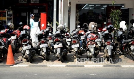 Kenaikan Tarif Parkir Jakarta. Petugas membantu warga menggunakan parkirmeter di Jalan Sabang, Jakarta, Jumat (18/5).