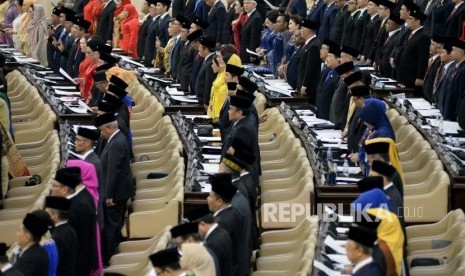 Sejumlah anggota DPR,DPD dan MPR mengikuti sidang paripurna dan pengucapan sumpah/janji anggota DPR,DPD dan MPR periode 2019-2024 di Kompleks Parlemen, Senayan, Selasa (1/10).