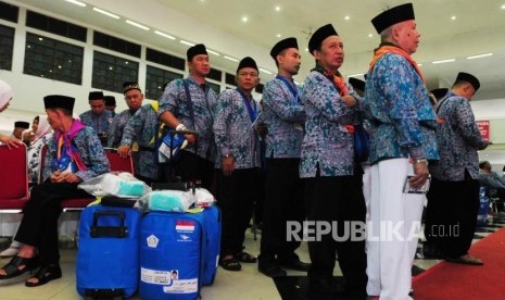 Sejumlah calon jamah haji kloter pertama mengantre untuk perekaman biometrik di Asrama Haji Pondok Gede, Jakarta, Senin (16/7).