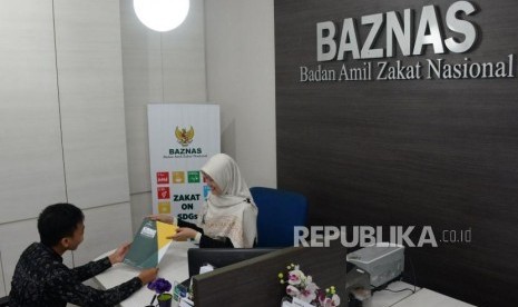 Baznas Yogya Targetkan Pengumpulan ZIS Rp 6,8 Miliar 2020. Petugas amil melayani muzaki di counter layanan muzaki Badan Amil Zakat Nasional (Baznas), Jakarta (ilustrasi).