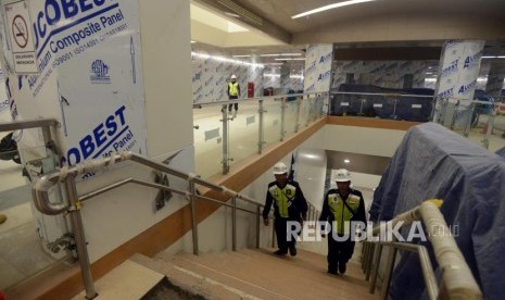 Sejumlah petugas saat beraktivitas di Stasiun MRT Dukuh Atas, Jakarta, Kamis (29/11).