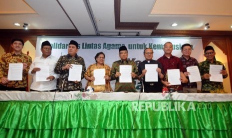 Solidaritas Lintas Agama Untuk Yerusalem. Perwakilan NSI Arya Prasetya bersama Ketua PBNU KH. Marsudi Syuhud, Sekjen PBNU Helmi Faisal Zaini, Ketua Umum PGI Henriette Hutabarat, Ketua Umum PBNU KH. Said Aqil Siroj, Ketua Umum KWI Mgr Ignatius Suharyo, Sekretaris Umum Matakin Peter Lesmana dan Wakil Ketua Harian DPP Walubi Jandi Mukianto (dari kiri) saat menggelar konferensi persi di Kantor PBNU, Senen, Jakarta, Jumat (15/12).