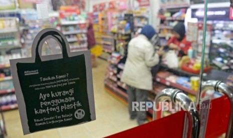 Kantong Plastik. Pramuniaga melayani konsumen di salah satu mini market di Jagakarsa,Jakarta Jumat (1/3).