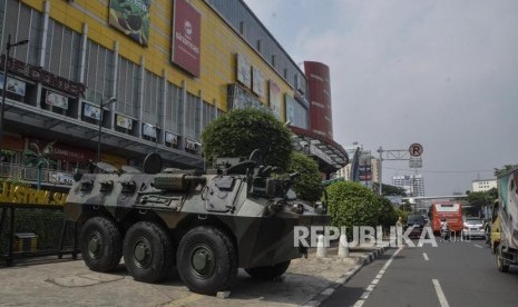 Suasana pengamanan di Kawasan Glodok, Jakarta Barat, Selasa (21/5).