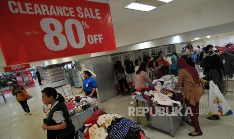 Sejumlah pengunjung berbelanja di Lotus Department Store di Jalan MH Thamrin, Jakarta Pusat, Kamis (26/10).