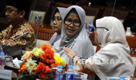 Ketua Bidang Kajian Aliansi Cinta Keluarga (AILA) Dinar Dewi Kania (kedua kanan) menghadiri saat Rapat Dengar Pendapat (RDP) bersama Komisi VIII DPR RI di Gedung Nusantara II DPR RI, Jakarta, Rabu (31/1).