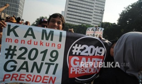 Participants of #2019GantiPresiden movement hold a banner at Hotel Indonesia Roundabout during Car Free Day, Jakarta, Sunday (April 29).