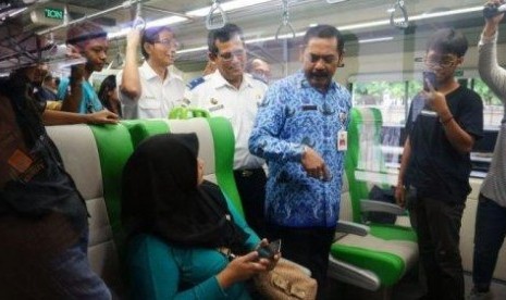   Peresmian KA Solo Ekspres ditandai pemotongan pita dan pemecahan kendi oleh Wali Kota Solo FX Hadi Rudyatmo, di Stasiun Solo Balapan, Kamis (17/5). Istimewa