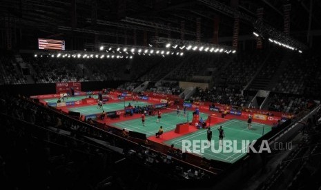 Para atlet bertanding dalam laga Daihatsu Indonesia Master 2018 setelah seremoni peresmian renovasi Istana Olahraga (Istora) di kawasan Gelora Bung Karno (GBK) Jakarta, sore ini, Selasa (23/1).