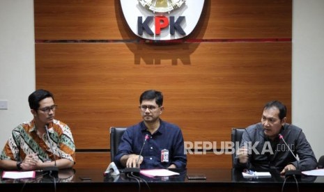 Wakil Ketua KPK Laode Muhammad Syarif (tengah) bersama Wakil Ketua KPK Saut Situmorang (kanan) dan Jubir KPK Febri Diansyah (kiri) memberikan keterangan kepada media saat konferensi pers hasil operasi tangkap tangan (OTT) terkait fasilitas napi korupsi di Lapas Sukamiskin di Gedung KPK, Jakarta, Sabtu (21/7).