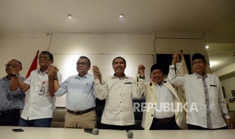 Kursi Wakil Gubernur. Ketua DPD Partai Gerindra DKI Jakarta Mohamad Taufik (ketiga kiri) beserta Ketua DPW PKS DKI Jakarta Syakir Purnomo (ketiga kanan) foto bersama usai melakukan pertemuan tertutup terkait kursi Wakil Gubernur DKI Jakarta di Kantor DPD Partai Gerindra, Cempaka Putih, Jakarta, Senin (5/11).