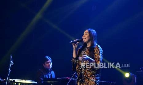 Penyanyi Dewi Gita tampil pada konser kemanusiaan Jakarta Loves Lombok di Gedung Kesenian Jakarta, Rabu (19/9) malam.