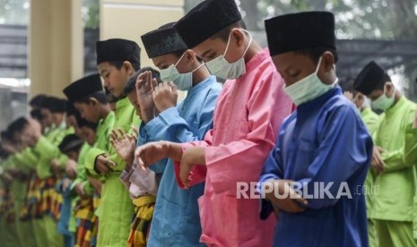 Sejumlah pelajar melaksanakan shalat Istisqa di SMP Nurul Falah, Pekanbaru, Riau, Jumat (20/9).