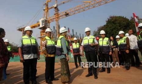 Gubernur DKI Jakarta Anies Baswedan didampingi pejabat terkait meninjau kontruksi bangunan rusunami seusai peluncuran Program DP nol Rupiah SAMAWA Solusi Rumah Warga di Klapa Village, Pondok Kelapa, Jakarta, Jumat (12/10). 