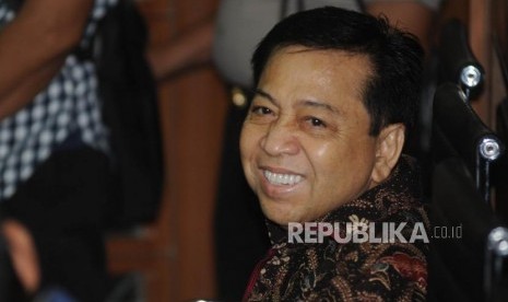 Terdakwa kasus korupsi KTP Elektronik Setya Novanto tersenyum saat menunggu  persidangan di ruangan pengadilan  tindak pindana korupsi, Jakarta, Rabu (20/12).