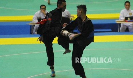 Pesilat putra Indonesa Arafa M Yascher (kiri) sedang melakukann pertandaingan melawan pesilat putra Malaysia Shukor Mohammad Zarish Hakim  saat pertandingan babak semifinal kelas 50-55 kg putra pencak silat 18th Asian Games Invitation Tournament di Padepokan Pencak Silat TMII, Jakarta, Senin (12/2).